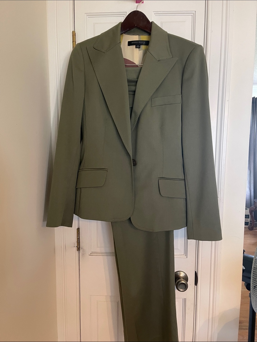 Anne Klein Olive Green Tailored 2-Piece Pantsuit with Matching Belt - Size 8